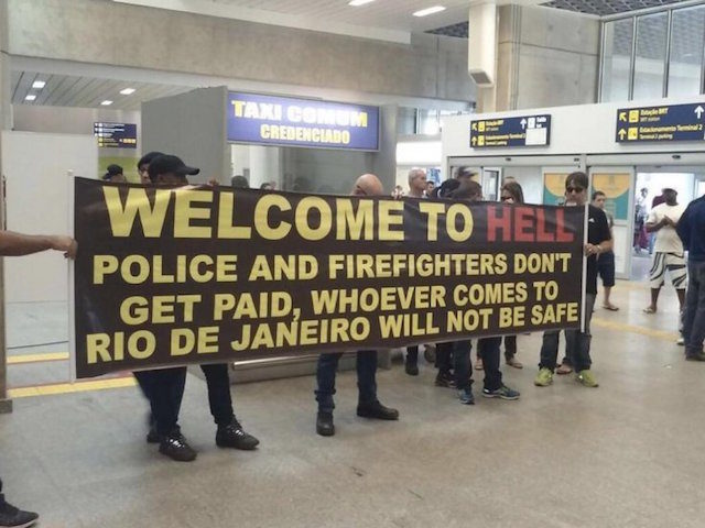 brazilian-police-welcome-hell-sign