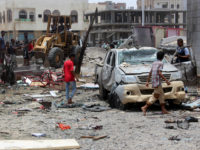YEMEN, Aden : Yemenis inspect the site of a suicide car bombing claimed by the Islamic State group on August 29, 2016 at an army recruitment centre in the southern Yemeni city of Aden. Yemeni security officials told AFP that the attacker drove an explosives-laden vehicle into a gathering of army recruits at a school in northern Aden, killing at least 60. / AFP PHOTO / SALEH AL-OBEIDI