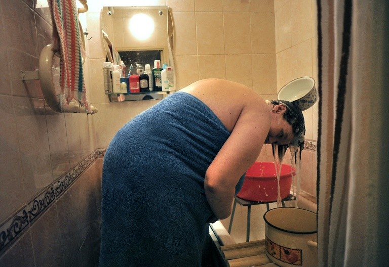 Сексуальная женщина помылась в тазике