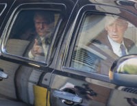 El candidato presidencial republicano Donald Trump deja los estudios tras aparecer en un programa de televisión el miércoles 14 de septiembre de 2016 en Nueva York. (AP Foto/Craig Ruttle)