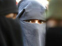 Protestors demonstrate against the ban on Muslim women wearing the burqa in public in The Hague, November 30, 2006. REUTERS/Toussaint Kluiters
