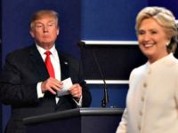 Debate Trump Regards Clinton