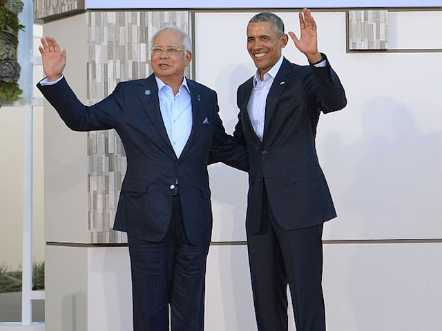 US President Barack Obama (R) greets Malaysia's Prime Minister Najib Razak upon arrival at Sunnylands estate for a meeting of the Association of Southeast Asian Nations (ASEAN) on February 15, 2016 in Rancho Mirage, California. / AFP / Mandel Ngan (Photo credit should read MANDEL NGAN/AFP/Getty Images)