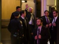 El vicepresidente electo Mike Pence, al centro, saliendo del teatro donde vio la obra "Hamilton" en Nueva York el 18 de noviembre del 2016. (