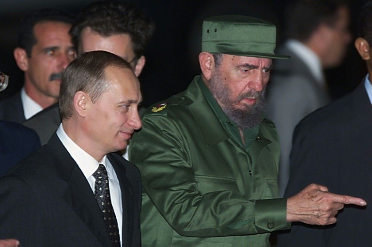 Then Cuban President Fidel Castro (R) welcomes Russian President Vladimir Putin to Jose Marti Airport in Havana on December 13, 2000