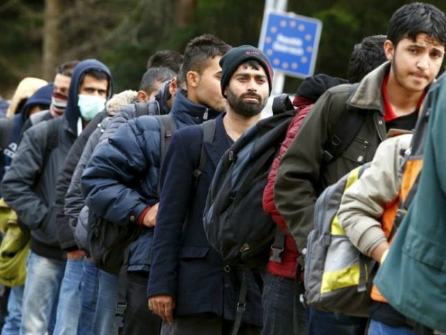 MIGRANTS-QUEUE-AUSTRIAN-GERMAN-BORDER-640x480.jpg