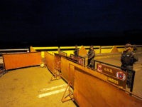 Venezuelan National Guard personnel stand guard behind a barrier on the Simon Bolivar bridge on the Colombian border with Venezuela, on December 12, 2016. V enezuelan President Nicolas Maduro on Monday ordered the border with Colombia sealed for 72 hours, accusing US-backed 'mafias' of conspiring to destabilize his country's economy by hoarding bank notes. The closure came a day after Maduro signed an emergency decree removing Venezuela's largest bank note, the 100 bolivar bill, from circulation because of what he called a Washington-sponsored plot against his country's troubled economy. / AFP / SCHNEYDER MENDOZA (Photo credit should read SCHNEYDER MENDOZA/AFP/Getty Images)