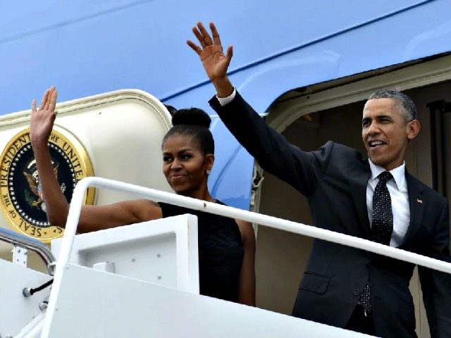 Obamas wave Air Force One