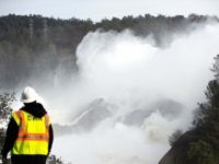 Oroville main spillway DWR worker (Josh Edelson / Getty)