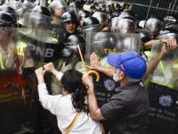 CARACAS, VENEZUELA, MAY 12: Opposition activists scuffle with riot police during a protest against the government in Caracas on May 12, 2017. Daily clashes between demonstrators -who blame elected President Nicolas Maduro for an economic crisis that has caused food shortage- and security forces have left 38 people dead since April 1. Protesters demand early elections, accusing Maduro of repressing protesters and trying to install a dictatorship (Photo by Carlos Becerra/Anadolu Agency/Getty Images)