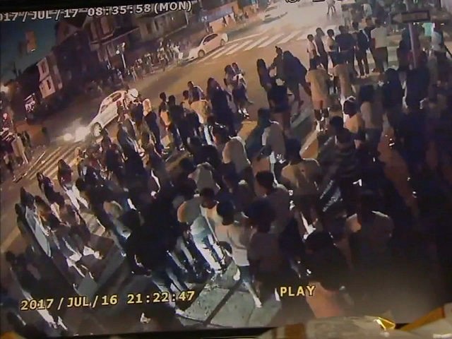 Police: Flash Mob of 500 Teens Throw Bottles, Taunt Officers in Philadelphia