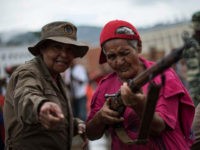 CARACAS, VENEZUELA- AUGUST 26: Members of the Venezuelan army instruct a civilian how to shoot a riffle as part in military drills in Caracas on August 26, 2017. Venezuela kicks off two days of military drills in response to newly announced sanctions on the crisis-stricken nation. (Photo by Carlos Becerra/Anadolu Agency/Getty Images)