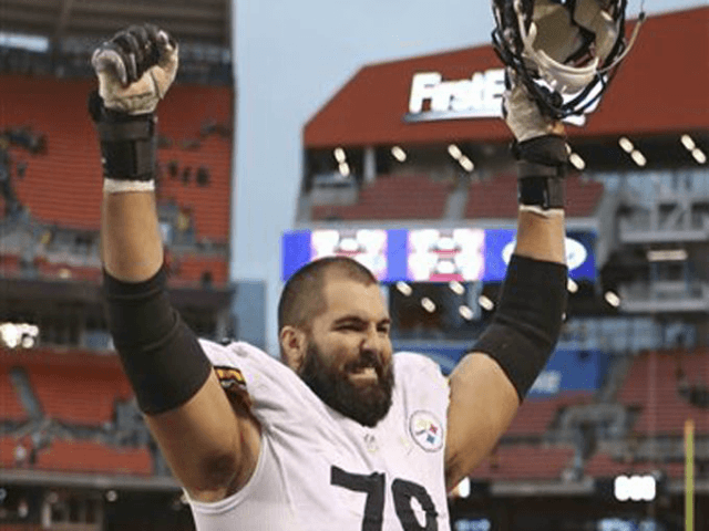 Alejandro Villanueva Defies Steelers’ Anthem Protest, Takes Field Hand Over Heart