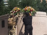 Flowers on Lee pedestal Save the Monument Rally 091617