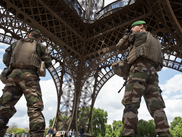 Soldier overpowers knife attacker on Paris Metro