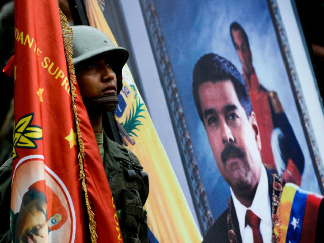 Maduro juntou-se ao seu exército superior de bronze em um exercício militar perto da cidade do norte de Maracay, onde ele lembrou sua obrigação de defender o país