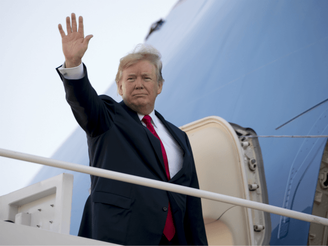 O presidente Donald Trump assinou um acordo com a Boeing para dois novos aviões Air Force One, de acordo com a Casa Branca, que economiza US $ 1,4 bilhão no governo dos Estados Unidos.