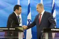 Guatemalan President Jimmy Morales (L) is seen with Israeli Prime Minister Benjamin Netanyahu (R) in 2016