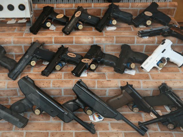 As armas de ar ficam expostas na vitrine de uma loja de caça e armas em 25 de fevereiro de 2016 em Bremen, na Alemanha.
