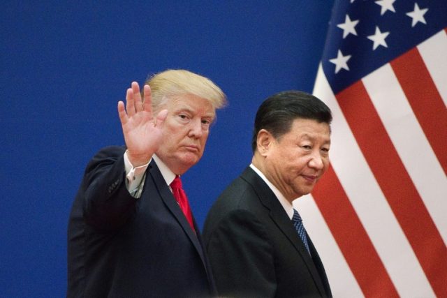 O presidente dos EUA, Donald Trump (L), afirma ter construído um bom relacionamento com seu colega chinês, Xi Jinping, a quem ele elogiou por seu papel em pressionar a Coréia do Norte por seu programa nuclear.