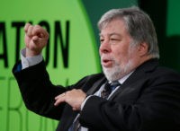 Apple co-founder protests Facebook by shutting down account