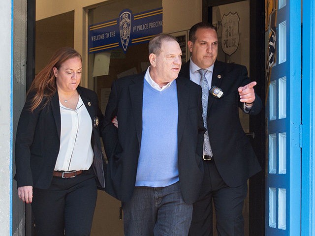 Harvey Weinstein (C) leaves the New York City Police Department's First Precinct on May 25, 2018 in New York. - Weinstein was arrested and charged Friday with rape and other sex crimes involving two separate women, New York police announced shortly after the fallen Hollywood mogul surrendered to authorities. (Photo â€¦