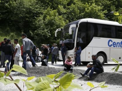 PICS: Buses With 270 Migrants Waved Through Bosnia Amid Chaos