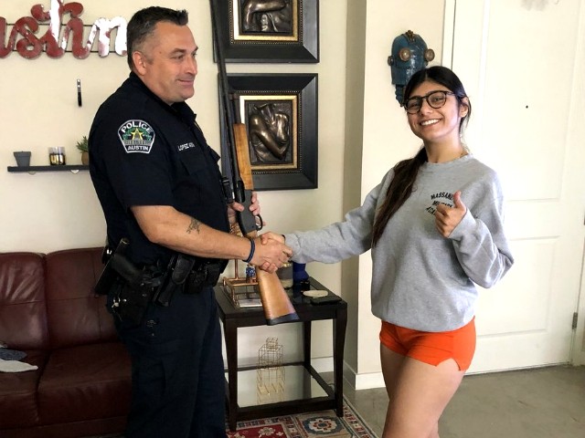 Ex Pornstar Mia Khalifa Turns In Shotgun Donates To Everytown After Santa Fe School Shooting