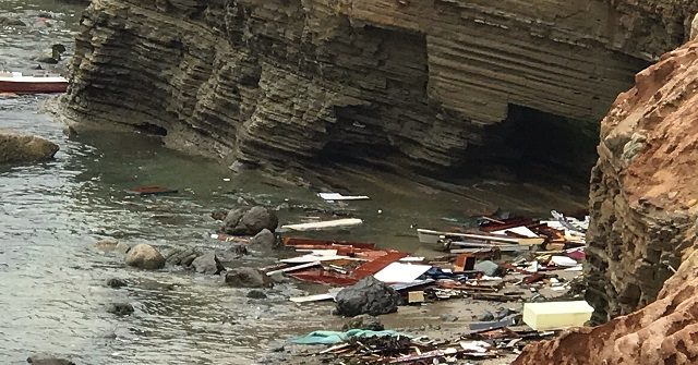 3 Migrants Dead, 27 Injured as Smuggler's Boat Flips off California Coast 1 3 Migrants Dead, 27 Injured as Smuggler's Boat Flips off California Coast