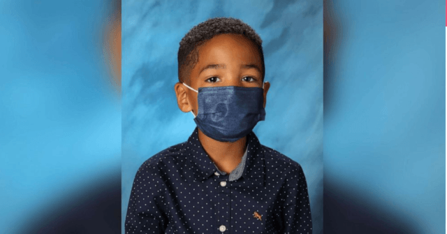 6-Year-Old Boy Wears Mask in School Photo Following Mom's Orders 1 6-Year-Old Boy Wears Mask in School Photo Following Mom's Orders