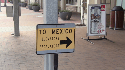 A sign directing people to Mexico in Laredo, Texas.