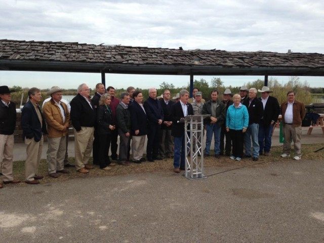 @RepMcCaul: Standing with Border Sheriffs, Members of Congress and stakeholders at a press conference on the border.