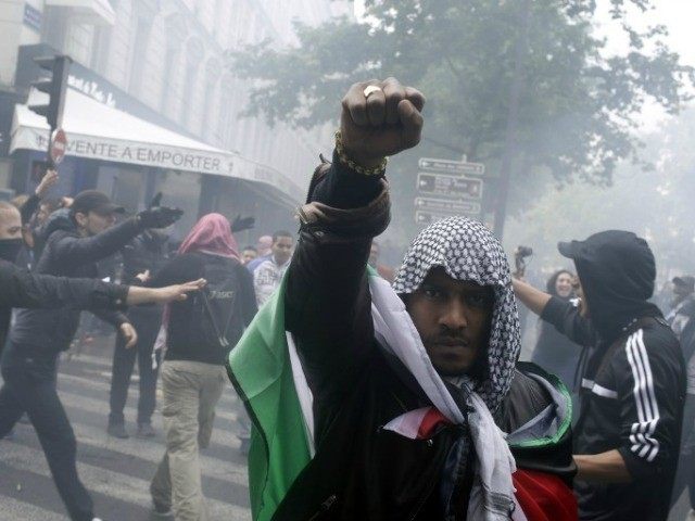 anti-israel-muslim-mob-paris-AFP