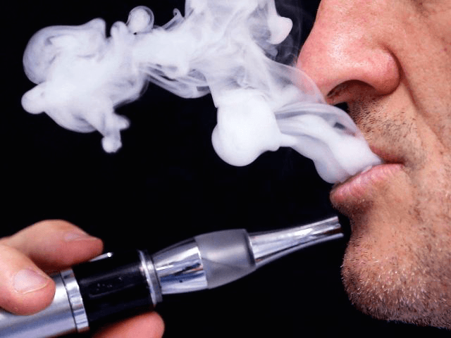 E-cigarette (Regis Duvignau / Reuters)
