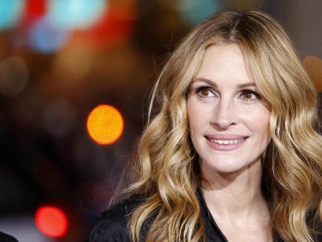Julia Roberts attends the premiere of 'Valentine's Day' at the Grauman's Chinese theatre in Hollywood