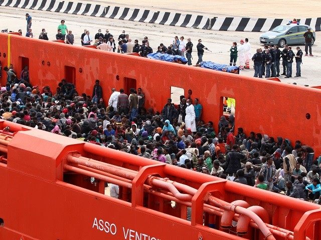 Italian border police prepare to receive African migrants immigration europe