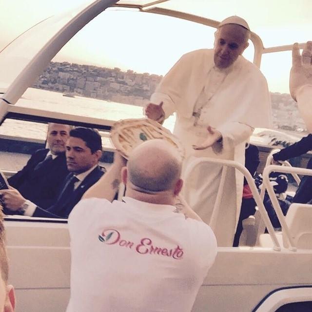 Naples-man-delivers-pizza-to-Pope-Francis-in-the-Popemobile