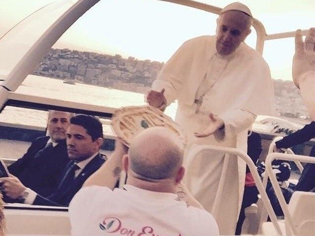 Naples-man-delivers-pizza-to-Pope-Francis-in-the-Popemobile-640x640