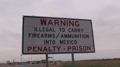 A sign warning U.S. citizens not to bring firearms into Mexico.