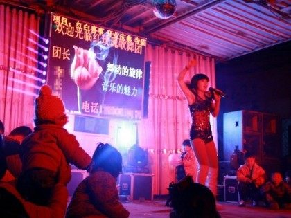 China, Handan : A Chinese performer sings during a funeral in a village in Cheng'an county