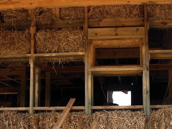 Straw Bale Construction (Chris Rubberdragon / Flickr / CC / Cropped)