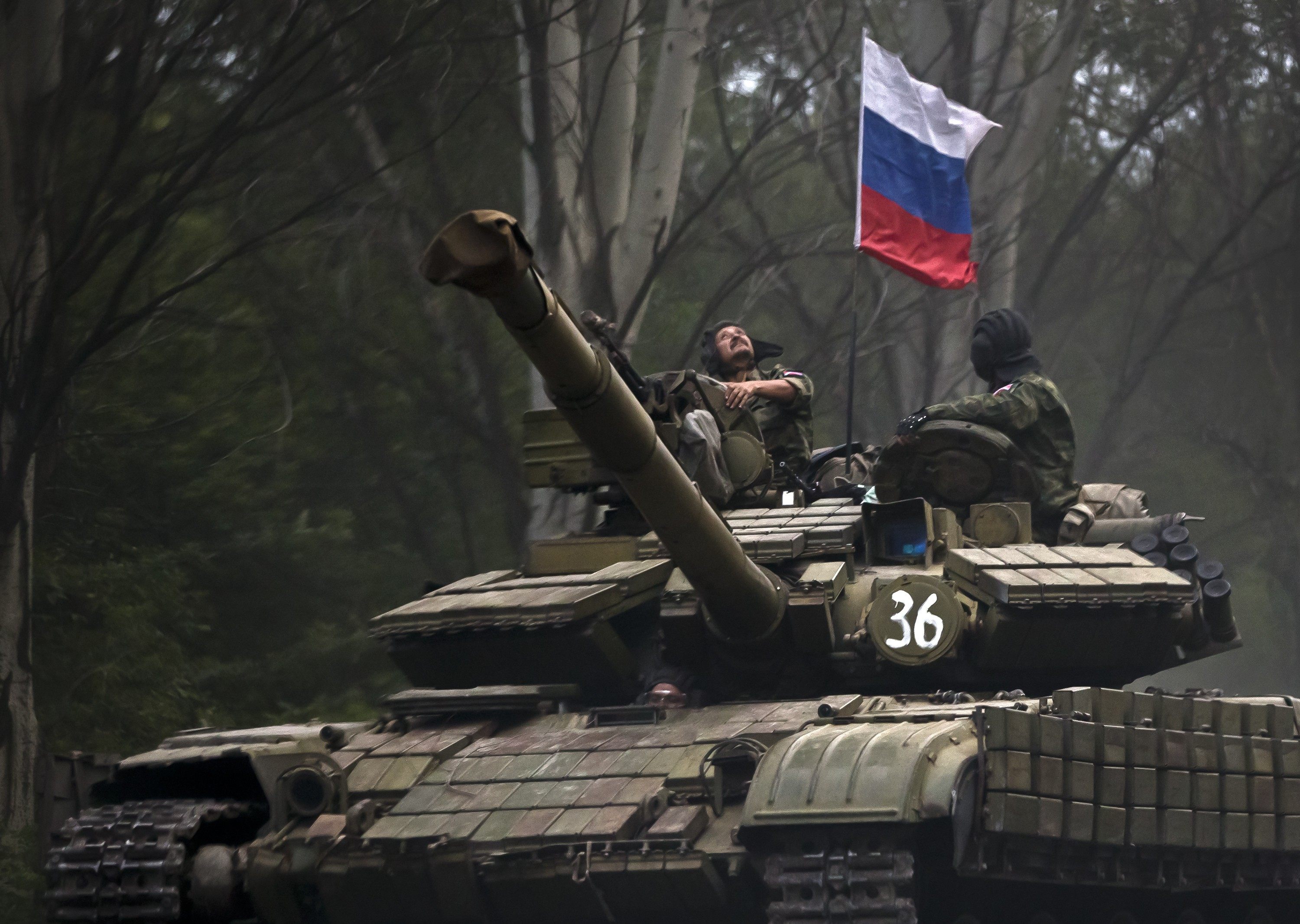 Танк раша. Российские войска на танках. Российские танки на Донбассе. Русские танки на Украине. Российские войска на Украине.