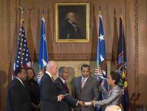 Loretta Lynch sworn in as U.S. attorney general after bumpy confirmation