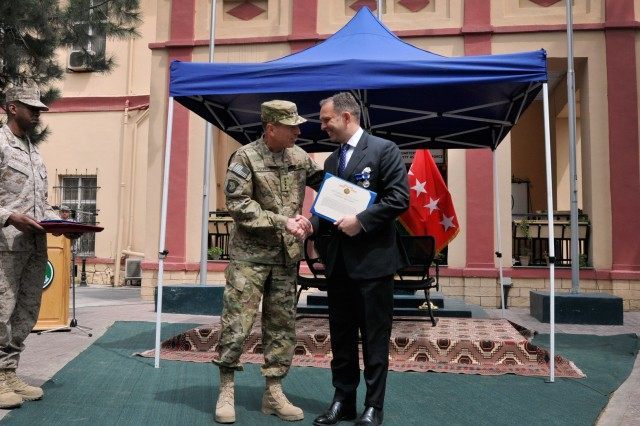 Mark Sedwill with General Petraeus