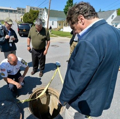 New York Gov. Andrew Cuomo inspects a manhole where two prisoners escaped over the weekend.