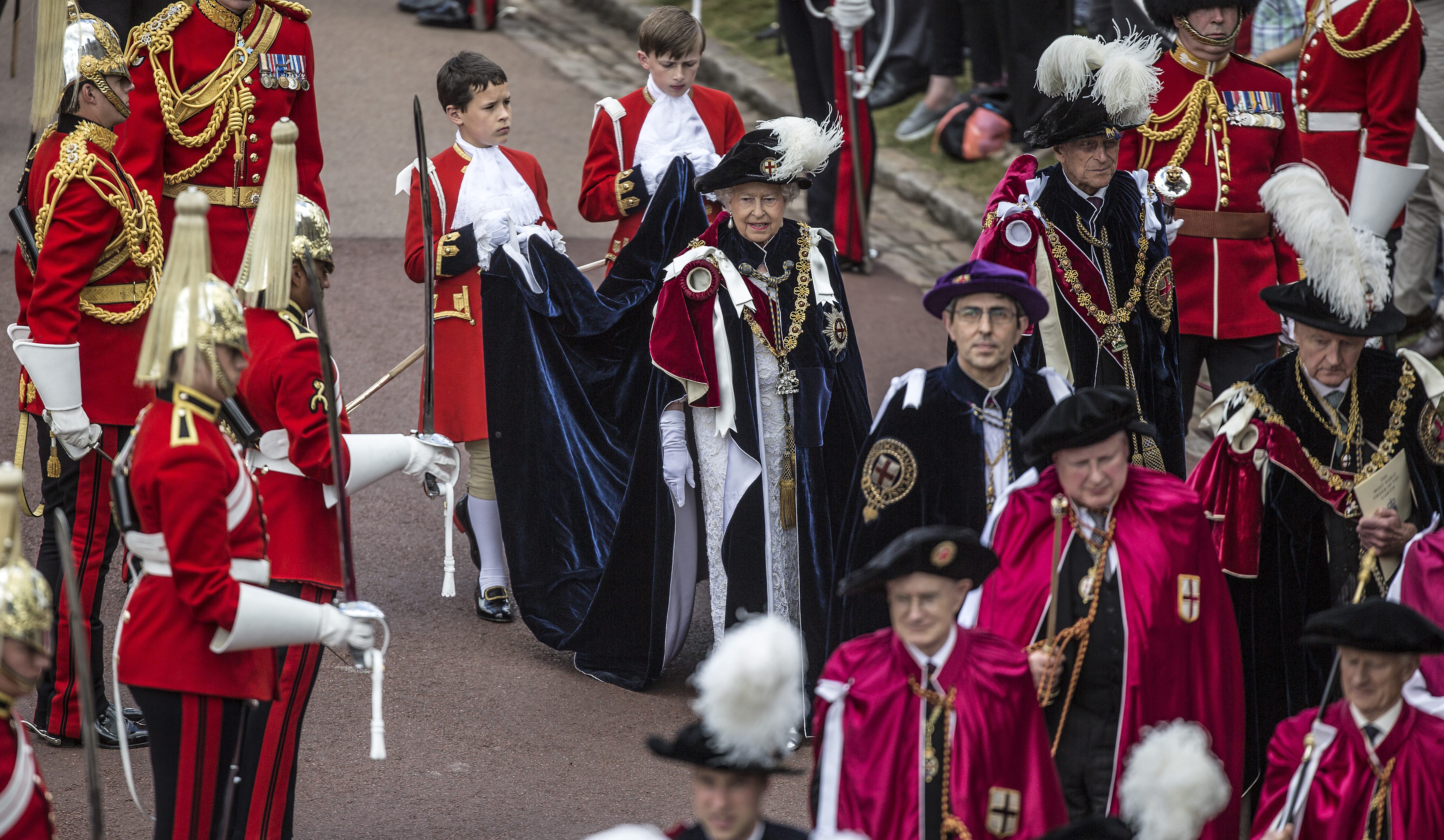 British order. Королевская мантия. В мантиях Англия. Мантия ордена подвязки. Королевский патруль в Великобритании.