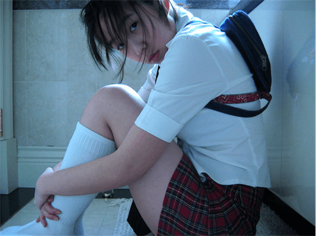 Asian schoolgirl (pain_amp1013 / Flickr / CC)