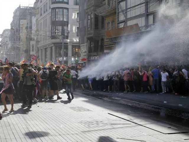 Turkish-government-teargases-LGBT-pride-parade-ap