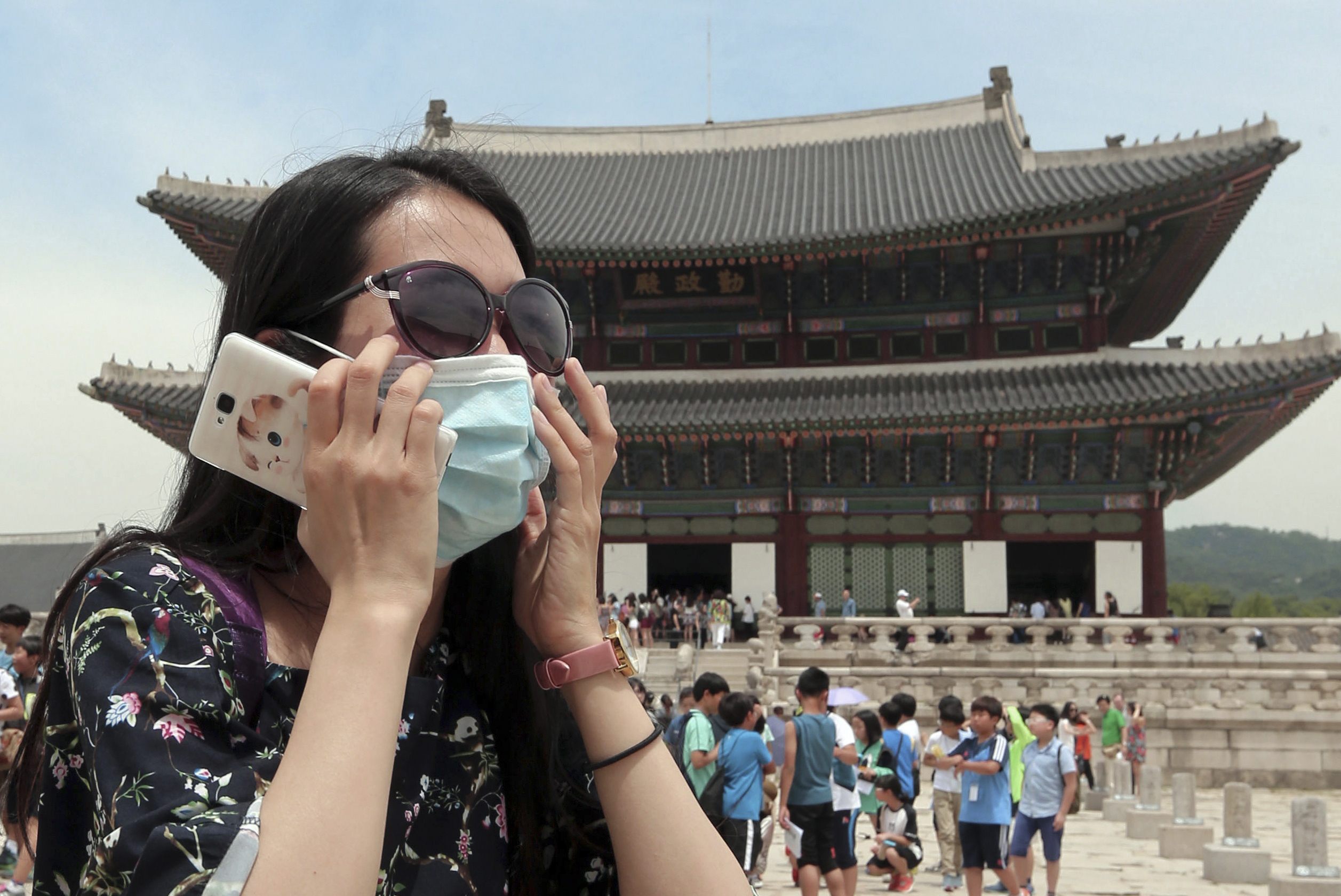 Телефоны в южной корее. Южная Корея туристы. Туризм в Корее. Познавательный туризм в Корее. Корейцы туристы.