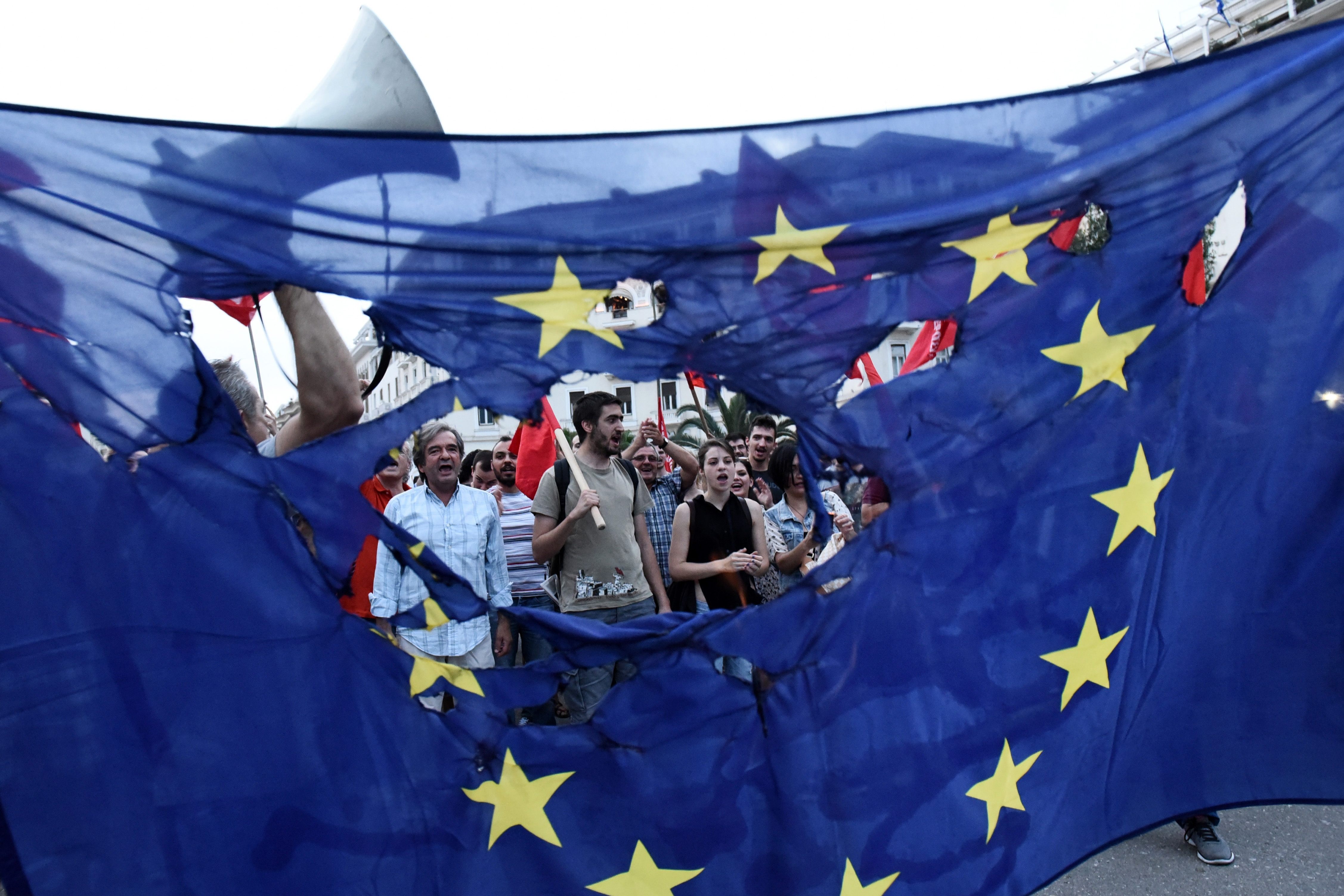 Санкции против германии. Флаг ЕС раскол. Крах Евросоюза. Евросоюз кризис. Распад Евросоюза.